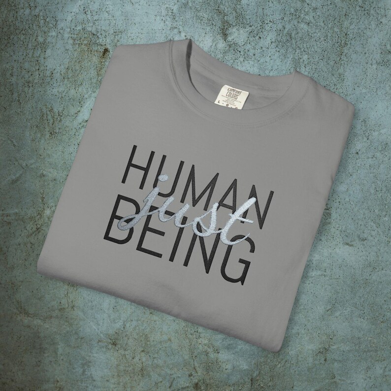 Broderad t-shirt med motivet Human Just Being | Anti-AI-uttalande, avregistreringsrörelse, tvättad bomull, skydda mänskligheten, broderade t-shirts bild 8