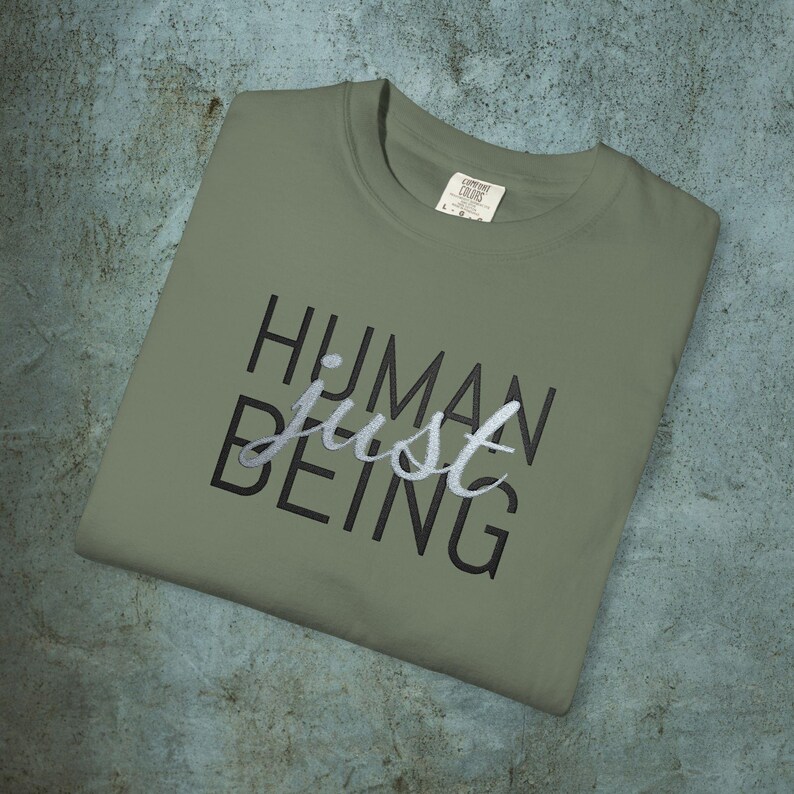 Broderad t-shirt med motivet Human Just Being | Anti-AI-uttalande, avregistreringsrörelse, tvättad bomull, skydda mänskligheten, broderade t-shirts bild 6