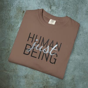 Broderad t-shirt med motivet Human Just Being | Anti-AI-uttalande, avregistreringsrörelse, tvättad bomull, skydda mänskligheten, broderade t-shirts bild 5