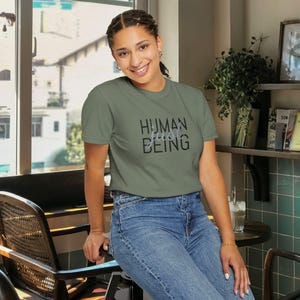 Broderad t-shirt med motivet Human Just Being | Anti-AI-uttalande, avregistreringsrörelse, tvättad bomull, skydda mänskligheten, broderade t-shirts bild 12