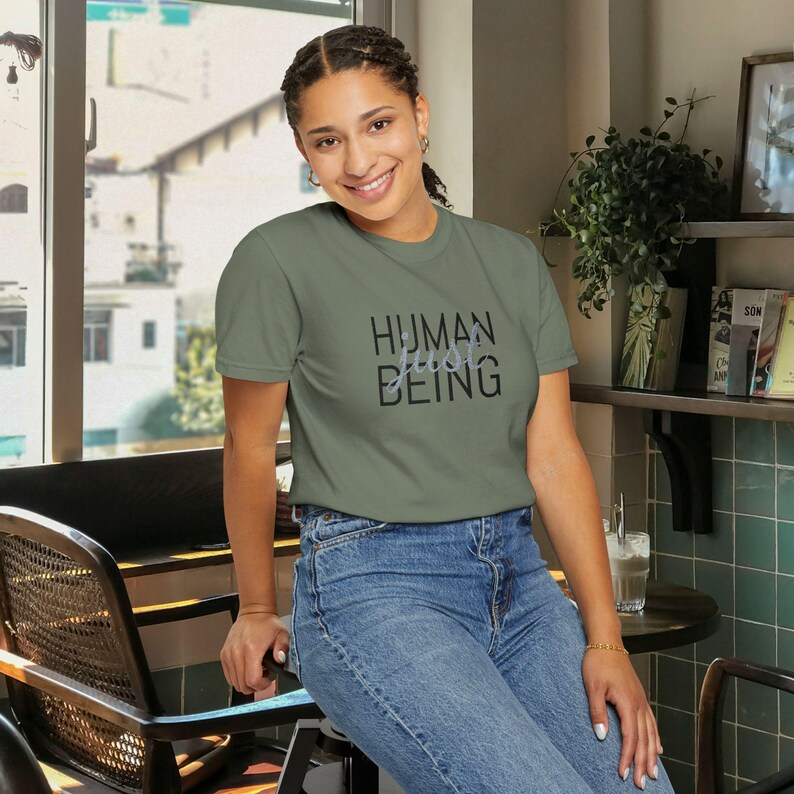 Broderad t-shirt med motivet Human Just Being | Anti-AI-uttalande, avregistreringsrörelse, tvättad bomull, skydda mänskligheten, broderade t-shirts bild 12