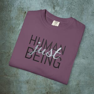 Broderad t-shirt med motivet Human Just Being | Anti-AI-uttalande, avregistreringsrörelse, tvättad bomull, skydda mänskligheten, broderade t-shirts bild 10