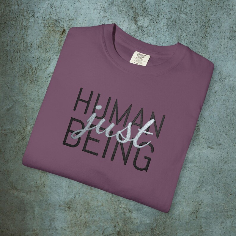 Broderad t-shirt med motivet Human Just Being | Anti-AI-uttalande, avregistreringsrörelse, tvättad bomull, skydda mänskligheten, broderade t-shirts bild 10