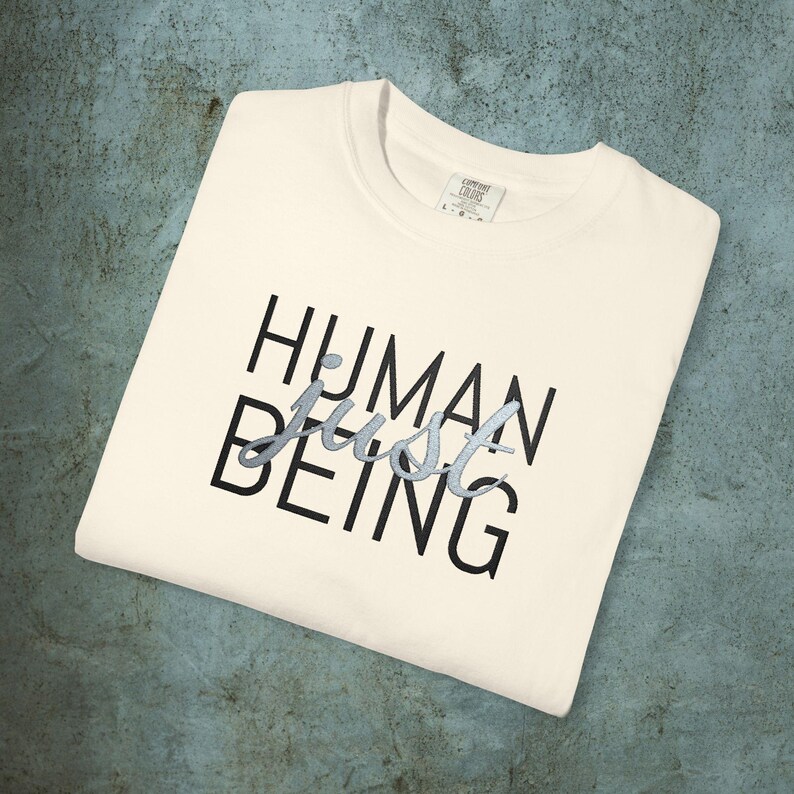 Broderad t-shirt med motivet Human Just Being | Anti-AI-uttalande, avregistreringsrörelse, tvättad bomull, skydda mänskligheten, broderade t-shirts bild 4