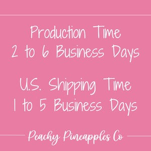 K&ouml;nnte beinhalten: Rosa Hintergrund mit wei&szlig;em Text in einem wei&szlig;en rechteckigen Rahmen. Der Text lautet "Production Time 2 to 6 Business Days" und "U.S. Shipping Time 1 to 5 Business Days". Der Text "Peachy Pineapples Co" befindet sich unten.