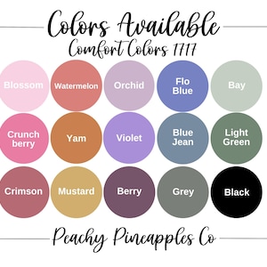 K&ouml;nnte beinhalten: Eine Farbkarte mit 15 verschiedenen Farben, die f&uuml;r Comfort Colors 1717 Bekleidung verf&uuml;gbar sind. Die Farben umfassen Blossom, Watermelon, Orchid, Flo Blue, Bay, Crunch Berry, Yam, Violet, Blue Jean, Light Green, Crimson, Mustard, Berry, Grey und Black. Die Karte ist mit "Colors Available" und "Comfort Colors 1717" beschriftet und enth&auml;lt den Firmennamen "Peachy Pineapples Co."