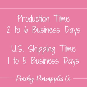 K&ouml;nnte beinhalten: Ein rosa Hintergrund mit wei&szlig;em Text, der "Production Time 2 to 6 Business Days U.S. Shipping Time 1 to 5 Business Days Peachy Pineapples Co." lautet.