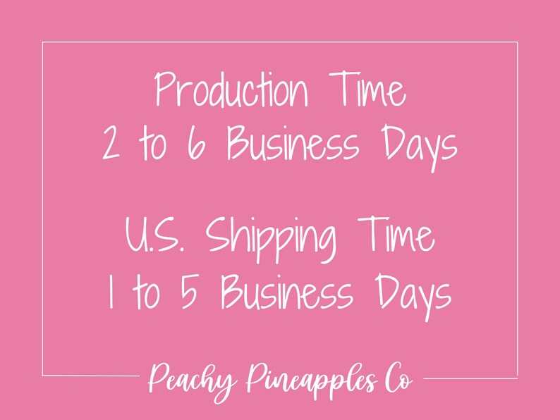 K&ouml;nnte beinhalten: Ein rosa Hintergrund mit wei&szlig;em Text, der "Production Time 2 to 6 Business Days U.S. Shipping Time 1 to 5 Business Days Peachy Pineapples Co." lautet.