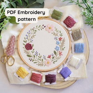 borduurpatroon wilde bloemenkrans, hoepelkunst voor beginners, handborduurpatroon bloemen, zomerborduurpatroon, botanisch borduurwerk