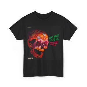 Könnte beinhalten: Schwarzes T-Shirt mit einem bunten Totenkopf-Motiv und dem Text "The Magic of Ju-Ju Archie Shepp" auf der Vorderseite.