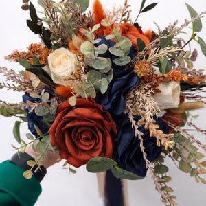Brautstrauß in Orange und Marineblau: Seidenblumen