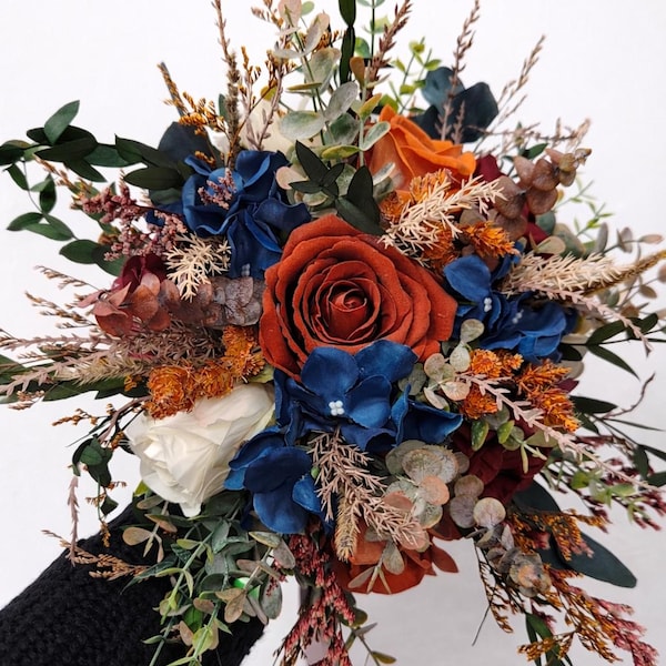 Ramo de novia otoñal: flores de seda en tonos naranja quemado, marfil y verde azulado