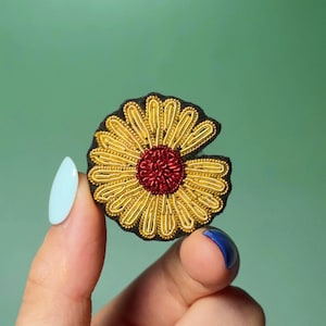 Handgemachte Cannetille-Gänseblümchen Brosche: Bestickter Pin