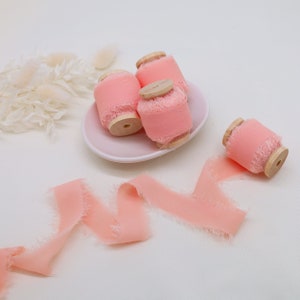 Ruban mousseline de soie rose de 5 m - 2,5 cm de large avec bords bruts et rouleau en bois utilisé pour les faire-part de mariage, la calligraphie ou les bouquets
