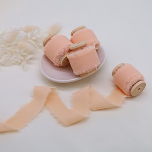 Ruban en mousseline de soie pêche de 5 m - 2,5 cm de large avec bords bruts et rouleau en bois utilisé pour la papeterie de mariage