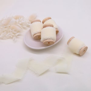 Ruban en mousseline de soie blanche de 5 m - 2,5 cm de large avec bords bruts et rouleau en bois utilisé pour les faire-part de mariage, la calligraphie ou les bouquets