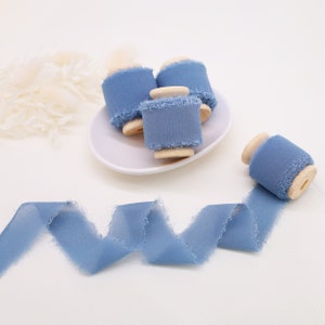 Ruban en mousseline de soie bleu pâle de 5 m - 2,5 cm de large avec bords bruts et rouleau en bois utilisé pour les faire-part de mariage, la calligraphie ou les bouquets