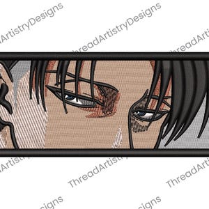 Op de afbeelding: Close-up van een geborduurd beeld van een mannengezicht met donker haar en intense ogen. Het beeld is omlijst met een zwarte rand.