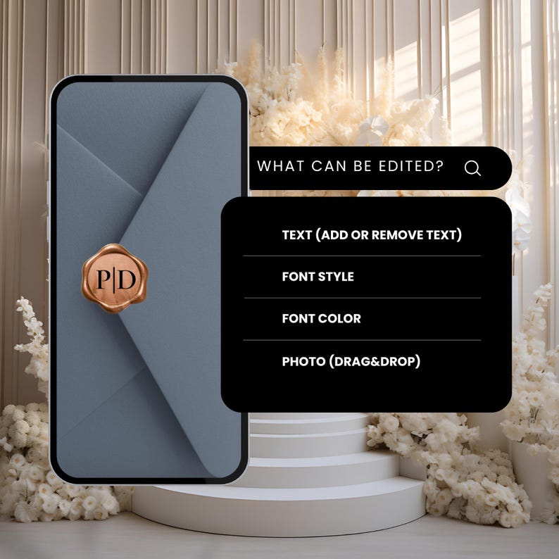 Puede incluir: Una maqueta digital de un sobre gris con un sello de cera dorado, con las iniciales "PD". Una interfaz negra muestra opciones de edici&oacute;n: "WHAT CAN BE EDITED?", "TEXT (ADD OR REMOVE TEXT)", "FONT STYLE", "FONT COLOR" y "PHOTO (DRAG&DROP)".