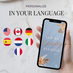 Puede incluir: Un smartphone muestra una invitaci&oacute;n azul claro con el texto "You're Cordially Invited" y adornos florales. La imagen incluye banderas de Estados Unidos, Canad&aacute;, Alemania, Espa&ntilde;a, Pa&iacute;ses Bajos, Italia y Francia, con el texto "Personaliza en tu idioma".