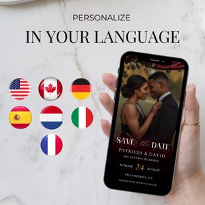 K&ouml;nnte beinhalten: Ein Smartphone zeigt eine Hochzeitseinladung mit dem Text "Save the Date". Das Bild zeigt ein sich umarmendes Paar mit den Namen Patricia & David. Das Telefon wird in der N&auml;he einer Sammlung von L&auml;nderflaggen gehalten, darunter die deutsche Flagge.
