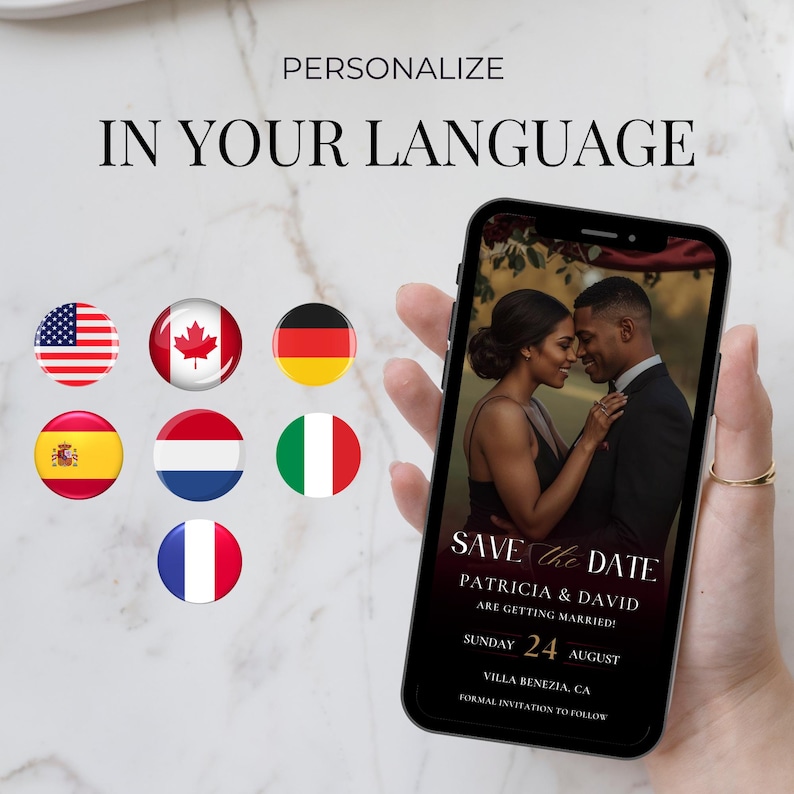 K&ouml;nnte beinhalten: Ein Smartphone zeigt eine Hochzeitseinladung mit dem Text "Save the Date". Das Bild zeigt ein sich umarmendes Paar mit den Namen Patricia & David. Das Telefon wird in der N&auml;he einer Sammlung von L&auml;nderflaggen gehalten, darunter die deutsche Flagge.
