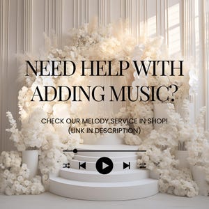 Peut inclure: Plateforme blanche &agrave; plusieurs niveaux avec un graphique de lecteur de musique noir et le texte "NEED HELP WITH ADDING MUSIC? CHECK OUR MELODY SERVICE IN SHOP! (LINK IN DESCRIPTION)". Le fond pr&eacute;sente des arrangements floraux blancs.