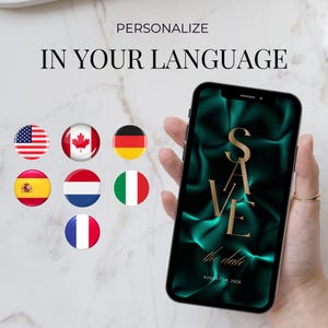 Peut inclure: Un smartphone affiche un faire-part de mariage "Save the Date" avec des lettres dor&eacute;es sur un fond vert fonc&eacute;. L'image comprend des drapeaux de plusieurs pays et le texte "Personnalisez dans votre langue". La date "18 ao&ucirc;t 2026" est &eacute;galement visible.