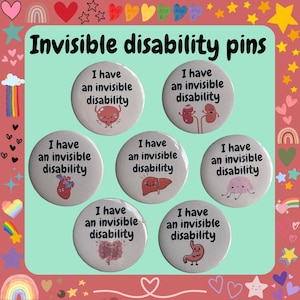 Può includere: Una collezione di sette spille rotonde con la scritta "Ho una disabilità invisibile". Ogni spilla presenta un'illustrazione diversa di un organo interno. Le spille sono esposte su uno sfondo colorato con cuori e stelle.