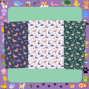 Könnte beinhalten: Drei Stoffe mit Dinosaurier-Mustern. Einer hat einen marineblauen Hintergrund mit rosa, lila und grauen Dinosauriern. Ein anderer hat einen weißen Hintergrund mit den gleichen Dinosaurierfarben. Der dritte hat einen dunkelgrünen Hintergrund mit grauen und beigen Dinosauriern.