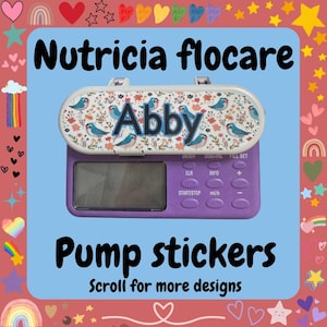 Könnte beinhalten: Eine lila medizinische Pumpe mit Bildschirm und Knöpfen, mit einem dekorativen Oberteil mit blauen Vögeln und dem Namen "Abby". Der Text "Nutricia flocare" und "Pump stickers" sind ebenfalls sichtbar.