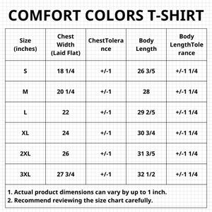Op de afbeelding: Een witte maattabel voor Comfort Colors T-shirts, met details over de borstbreedte, lichaamslengte en tolerantie in inches voor de maten S t/m 3XL. De tabel bevat de tekst "COMFORT COLORS T-SHIRT".