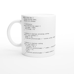 Może przedstawiać: Biały ceramiczny kubek z czarno-białym obrazkiem kodu wydrukowanym na nim. Kod to klasa o nazwie "Dev" z metodami dla "coffee" i "code".