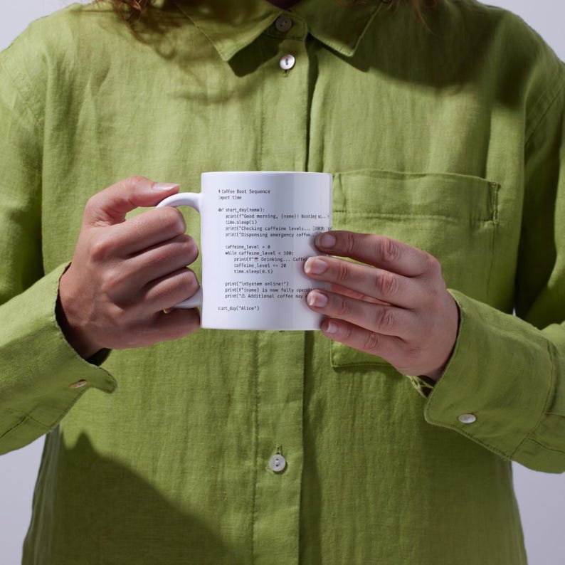 Python Programmierertasse personalisiert mit Name, Ansicht Frau mit Kaffeetasse