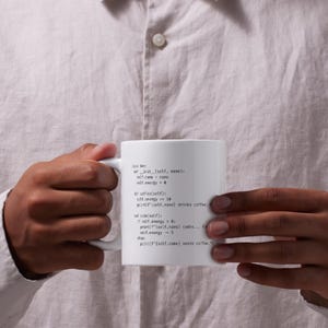 Python Programmierertasse personalisiert mit Name, Ansicht Mann mit Kaffeetasse