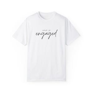 私たちは婚約しました。カスタムカップルTシャツ - 姓と結婚日が入ったパーソナライズされた婚約Tシャツ、新郎新婦のお揃いシャツ