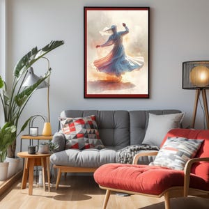 Può includere: Un'opera d'arte incorniciata raffigura un derviscio rotante in una fluente veste bianca e blu, su uno sfondo caldo e nebbioso. L'opera è esposta in un soggiorno con un divano grigio, una poltrona rossa e un tavolino in legno. Una lampada da terra e piante in vaso completano l'arredamento.