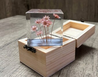Red Daisy Flower Epoxy Resin Cube - Meaningful Girlfriend Home Decor Art | Romantic Bedroom Night Light Decoration Gift For Her Girl