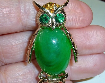 Vintage Mid Century Gold Tone Emerald Green Hoot Owl Pin, Halloween Owl Pin, Hooter