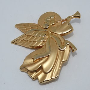Angel Pin, Vintage Gold Tone Christmas Angel Brooch, Angel playing a Trumpet