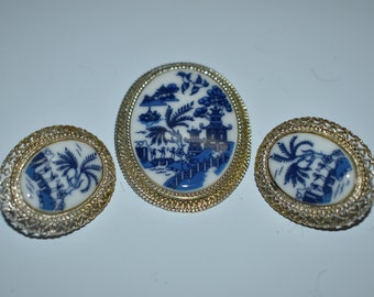 Vintage Blue & White Porcelain Asian Brooch Clip On Earrings Set, Silver Tone, Exquisite, Palm Trees, Villiage, Kissing Birds