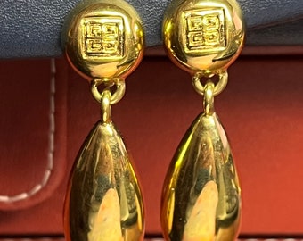 Boucles d'oreilles pendantes classiques en forme de larme plaquées or Givenchy, boucles d'oreilles de créateur dorées, signées Givenchy Paris New York