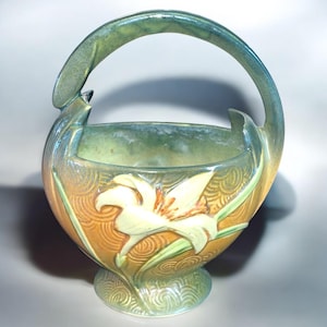 Roseville Pottery Zephyr Lily Handed Basket, 393-7. Art Decp Style, USA Art Pottery, Evergreen