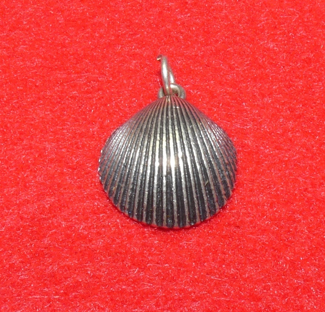 James Avery RETIRED Lg Sea Shell Clam Charm Pendant, Claim Shell Charm