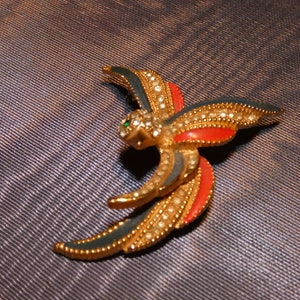 Vintage Gold Tone Red & Blue Rhinestone Bird Brooch Unsigned Patriotic Bird Brooch, Sparrow Pin, Green eyed Bird image 3