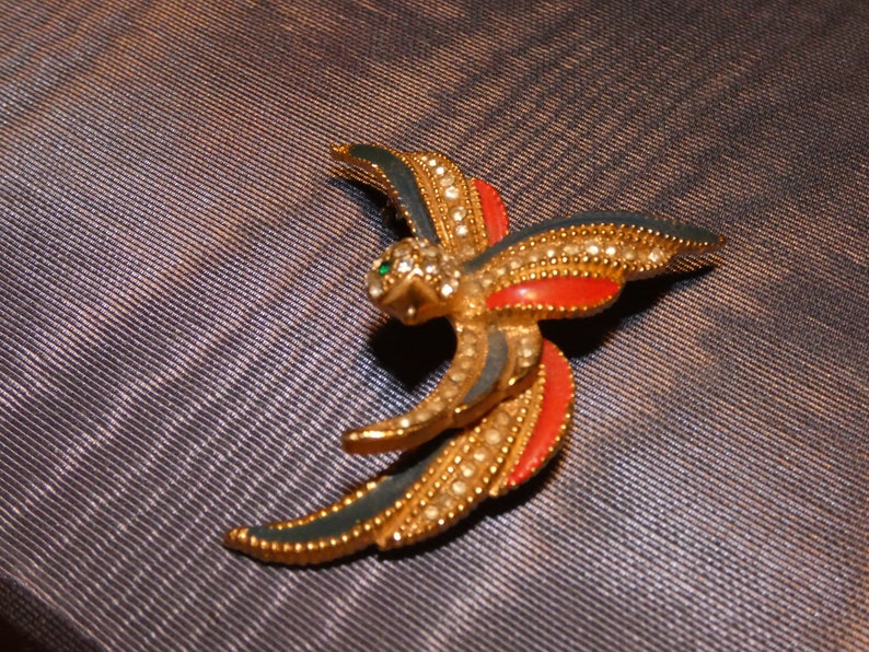 Vintage Gold Tone Red & Blue Rhinestone Bird Brooch Unsigned Patriotic Bird Brooch, Sparrow Pin, Green eyed Bird image 3