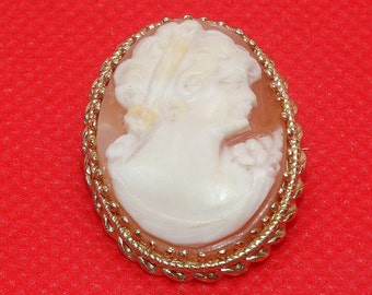 Vintage 14 Karat Yellow Gold Cameo Brooch Pendant, Elegant, Classic Yellow Gold Cameo