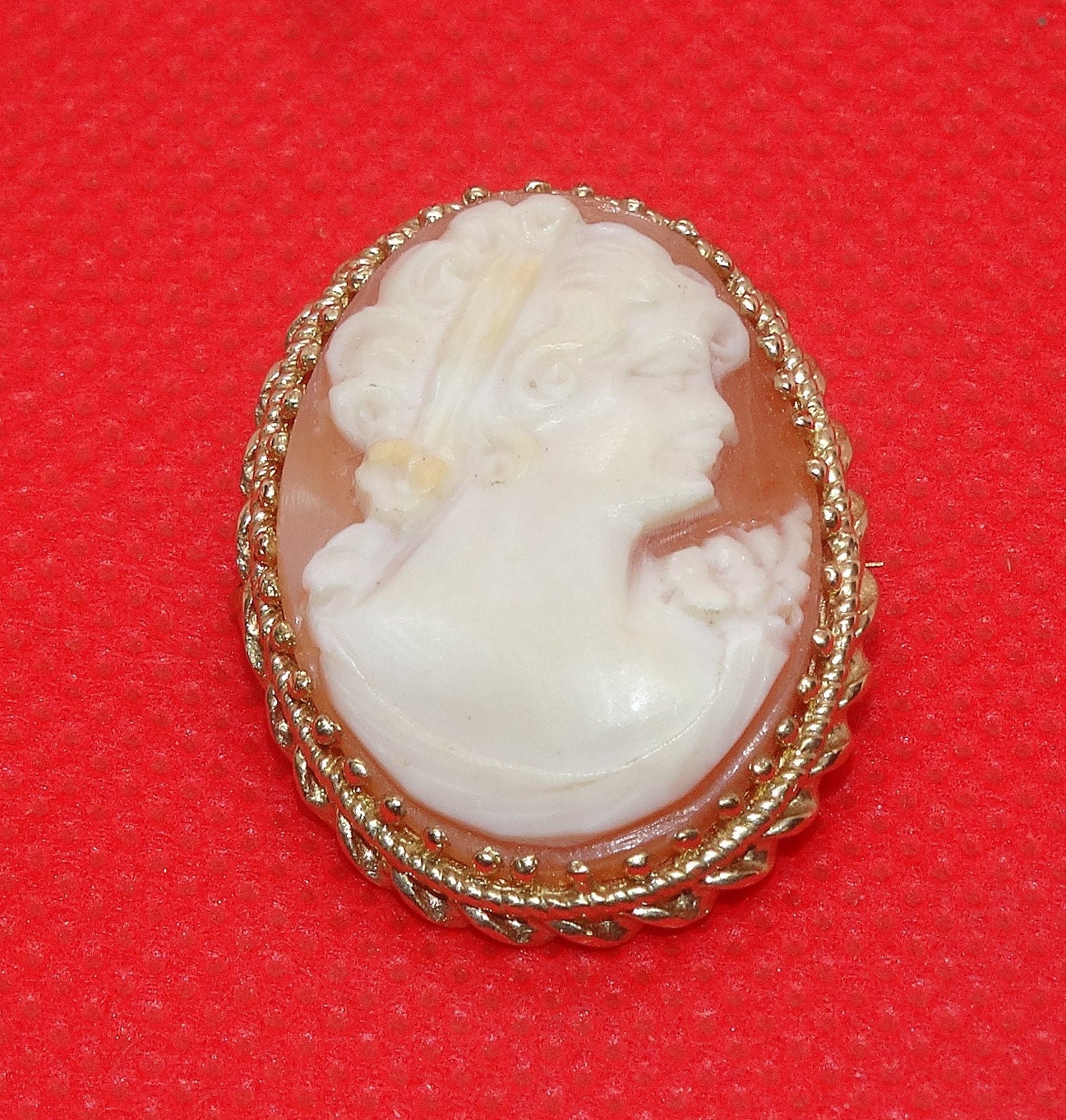 Vintage 14K Yellow Gold Cameo Brooch Pendant: Classic Elegant Design