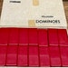 Ensemble de 28 dominos en bakélite rouge vintage - Pièces de jeu, Dominos MCM, boîte en bois