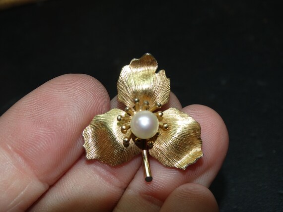 Dainty 3 Leaf Clover Pin w/Center Pearl, Gold Ton… - image 4